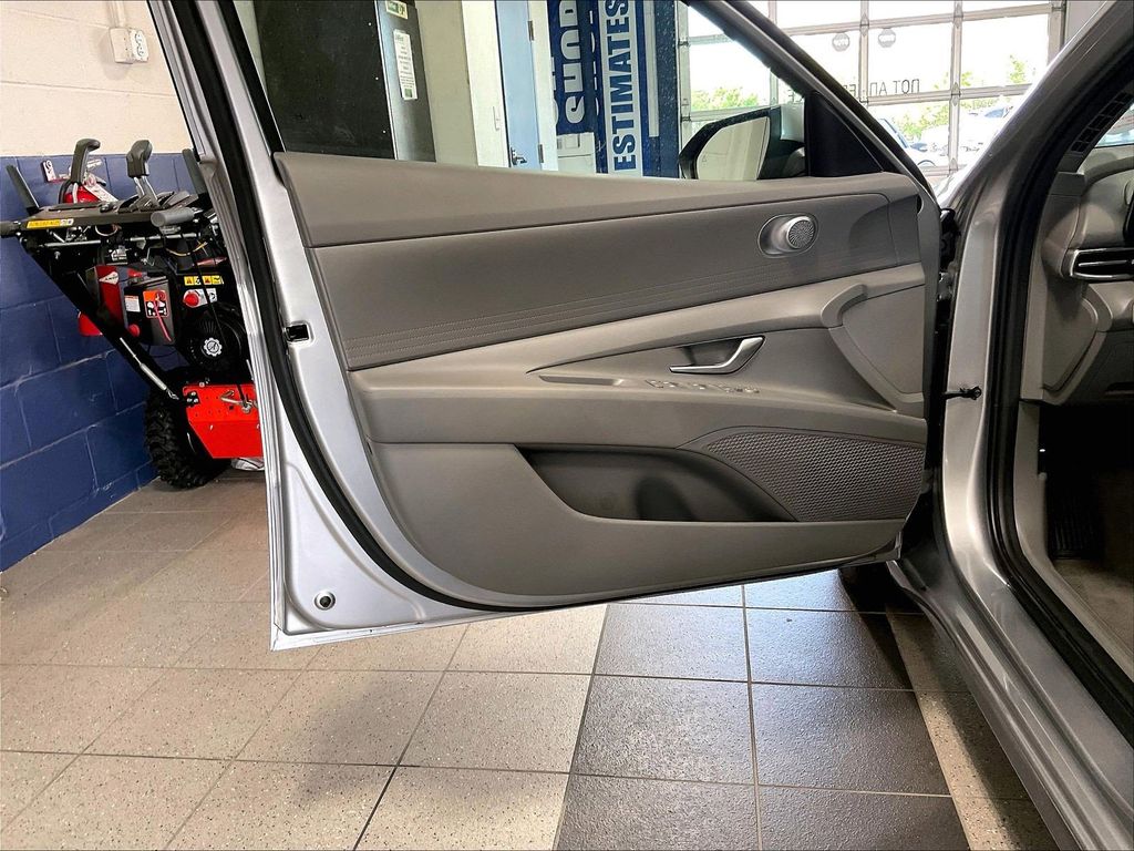 2023 Hyundai Elantra — photo 9