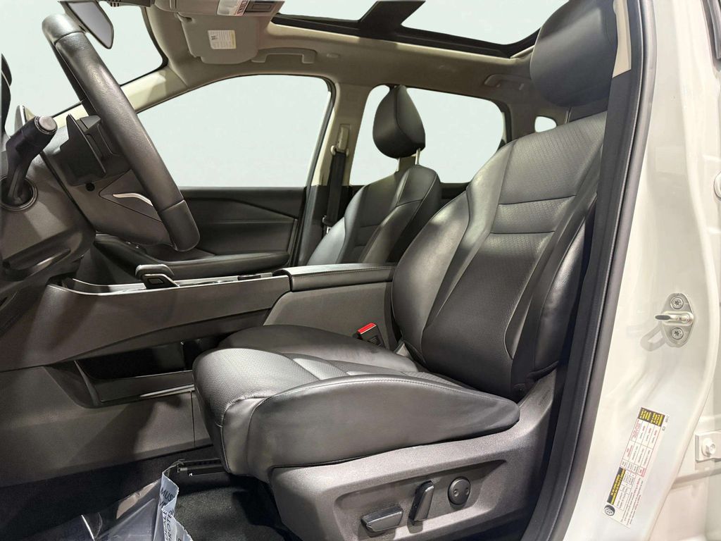 Certified Used 2024 Everest White Pearl Nissan SV image 24