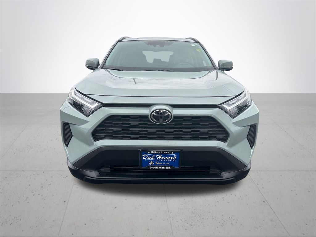 2022 Toyota RAV4 XLE photo 3