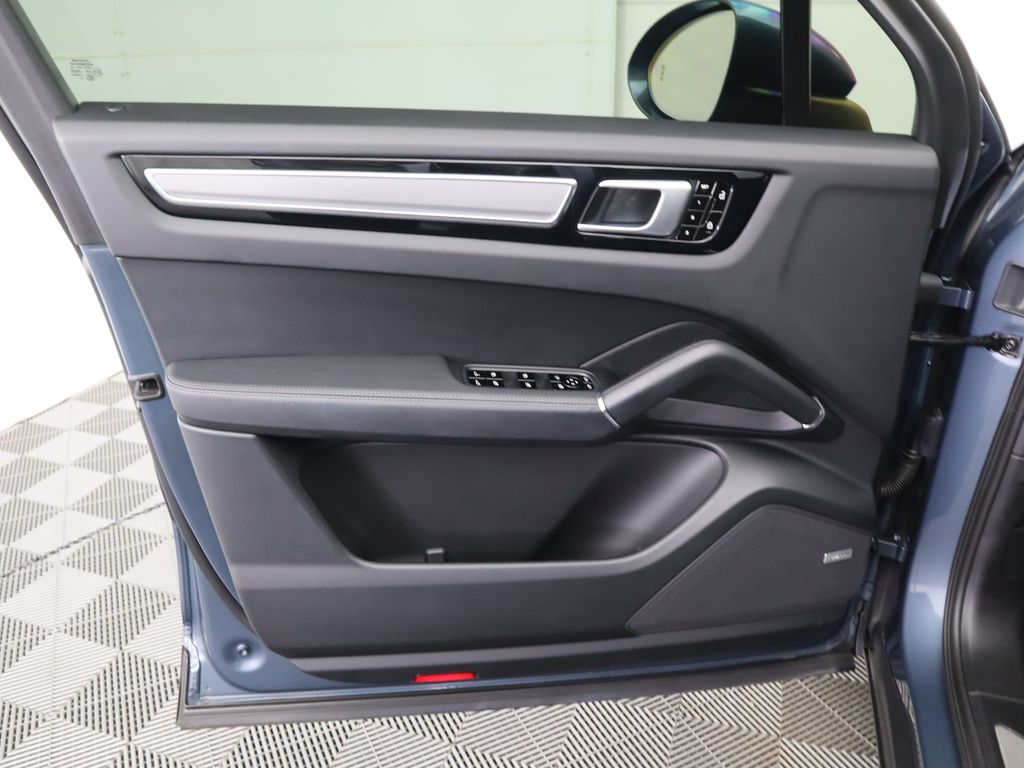 Thumbnail: 2020 Porsche Cayenne - 25