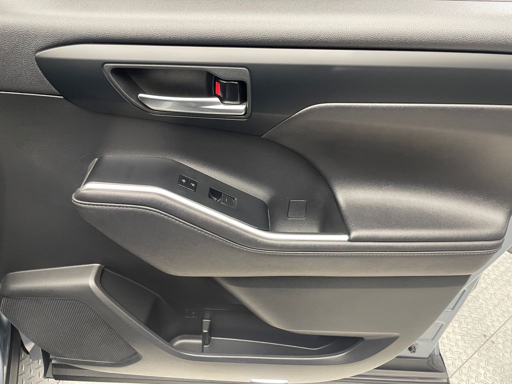 Thumbnail: 2020 Toyota Highlander - 15