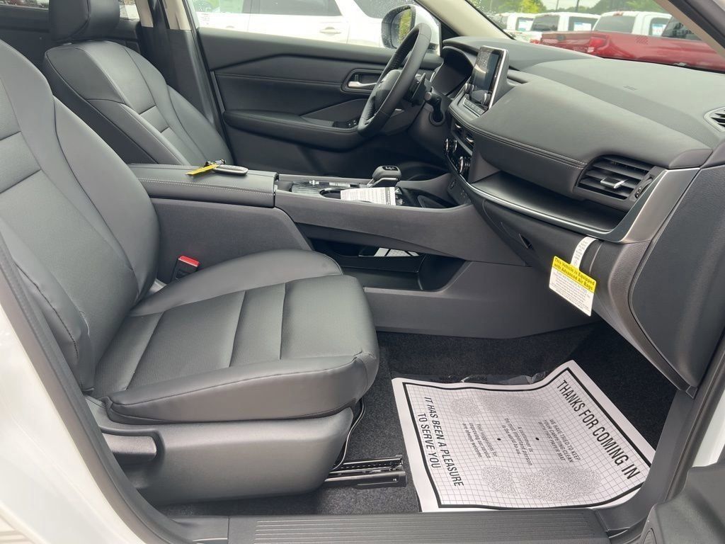 2025 Everest White Pearl Nissan Rogue SV FWD SUV