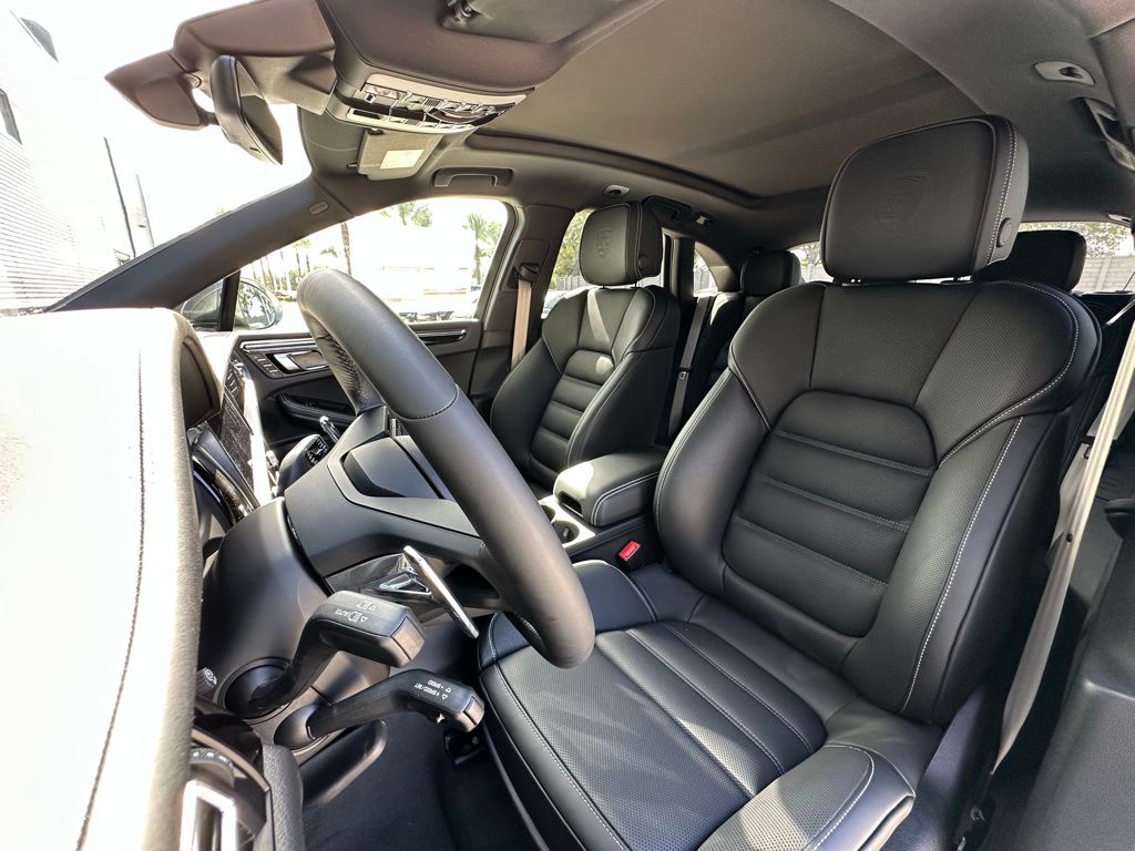 Thumbnail: 2025 Porsche Macan - 5