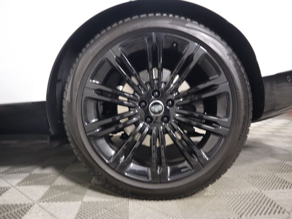 2023 Land Rover Range Rover SE 32