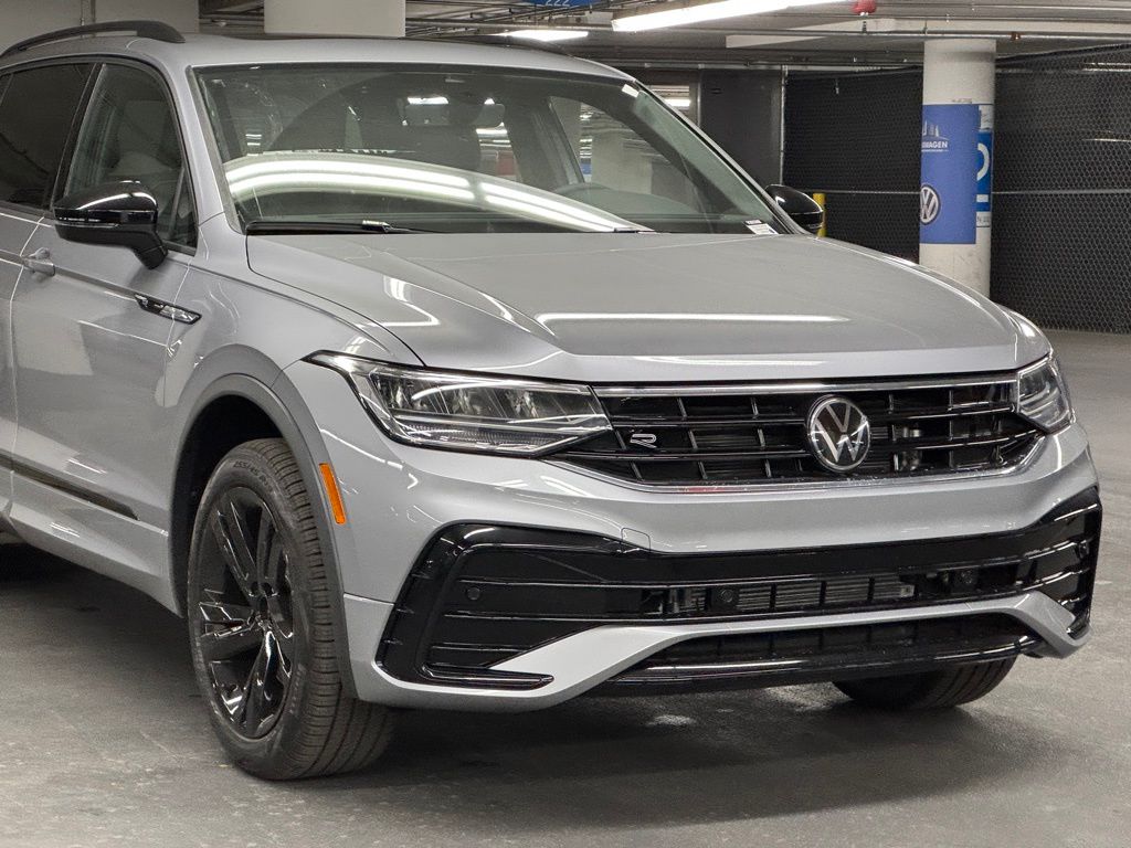 2024 Volkswagen Tiguan 2.0T SE R-Line Black 40