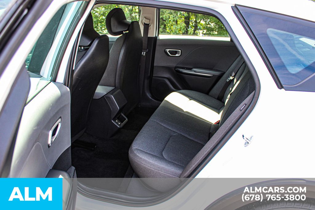 Used 2025 White Kia LXS image 18
