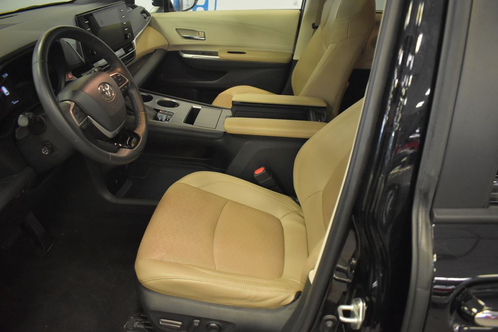 Thumbnail: 2022 Toyota Sienna - 24