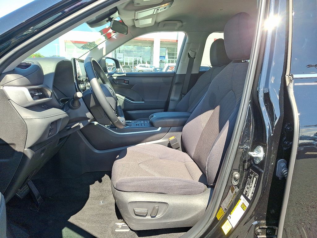 Thumbnail: 2022 Toyota Highlander - 14
