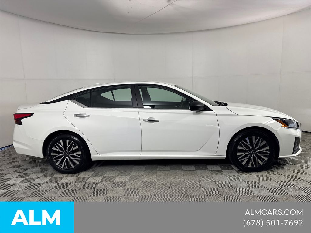 Used 2025 White Nissan 2.5 SV image 5