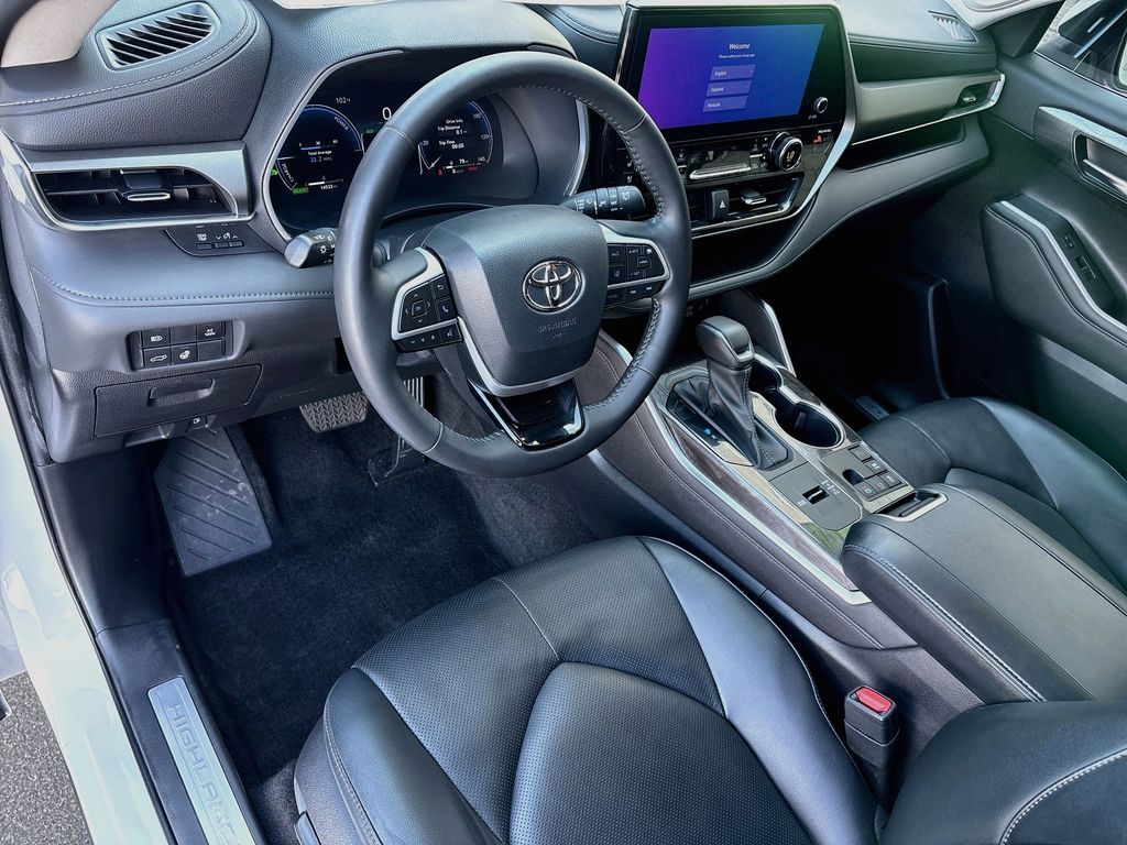 Thumbnail: 2023 Toyota Highlander - 9