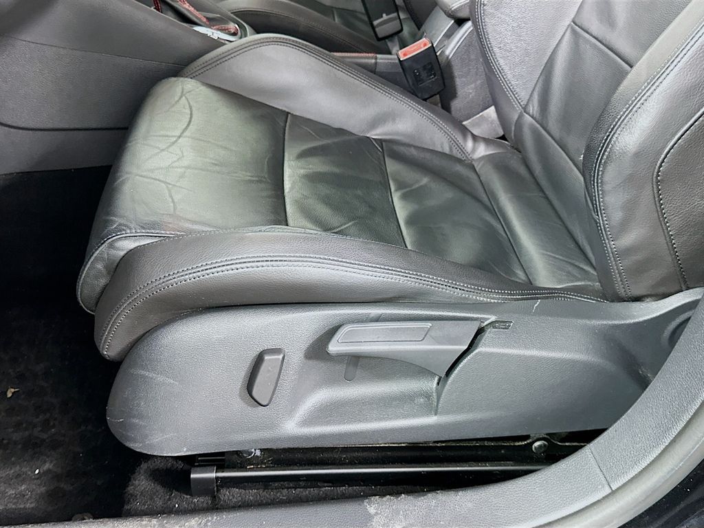 Thumbnail: 2013 Volkswagen Golf - 19