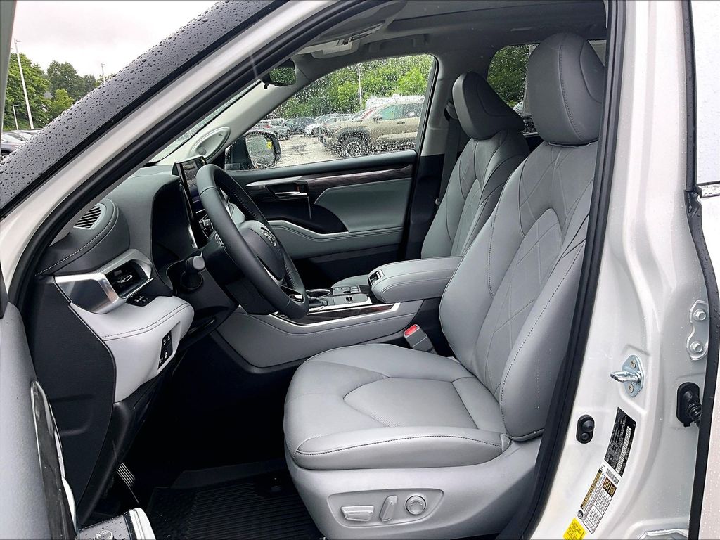 2026 Toyota Highlander Hybrid — photo 10