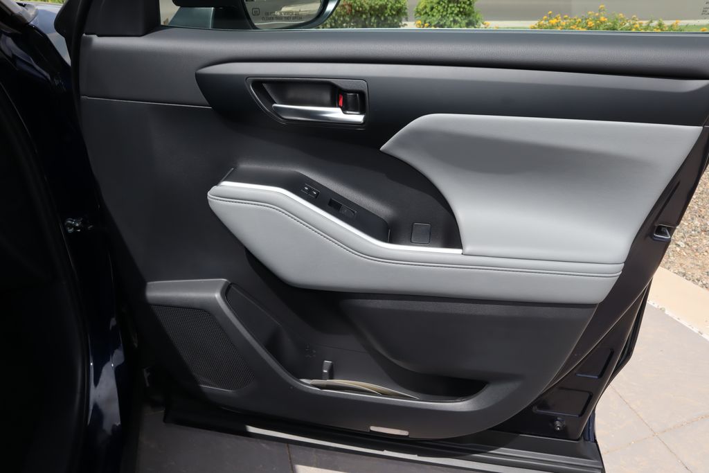 2025 Toyota Highlander XLE 24