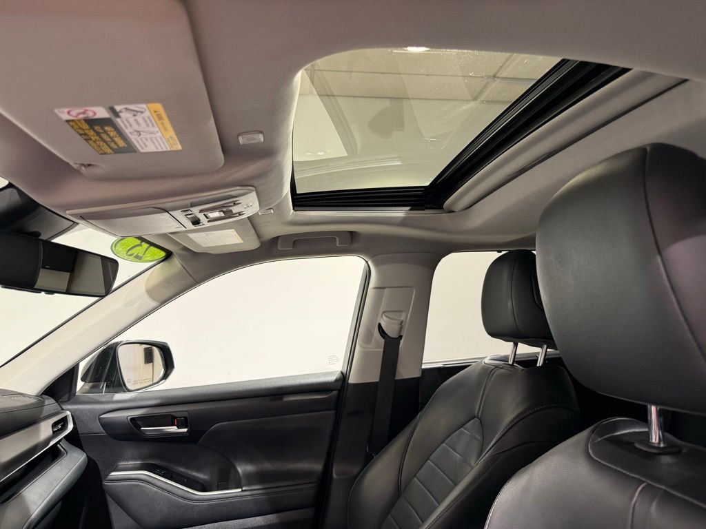 Thumbnail: 2023 Toyota Highlander - 18