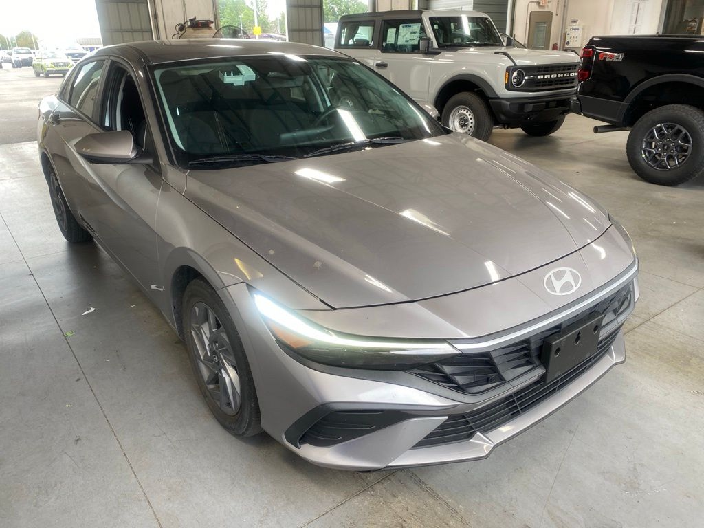 Fluid Metal 2024 Hyundai Elantra Sedan Front-Wheel Drive Continuously Variable Transmission