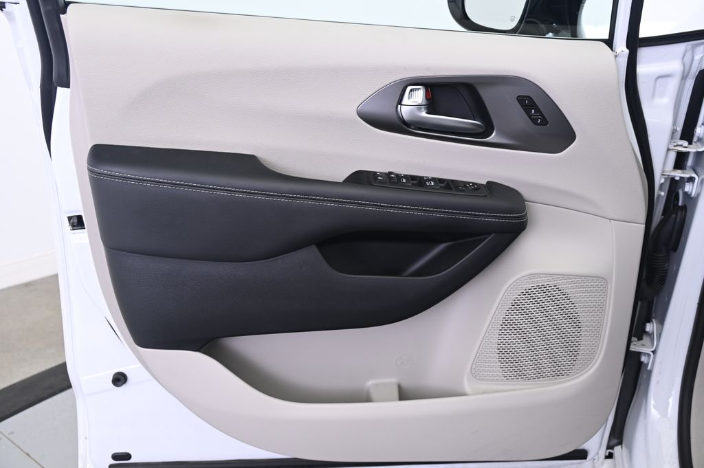 Thumbnail: 2024 Chrysler Pacifica - 25