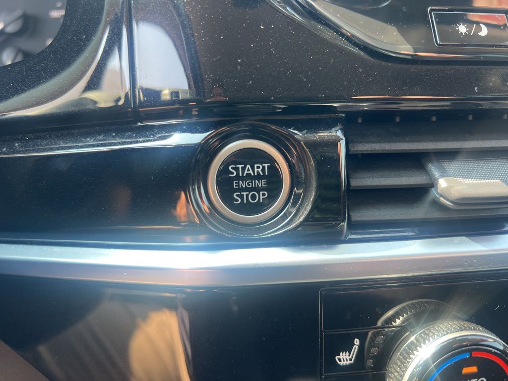 2023 Nissan Pathfinder SL photo