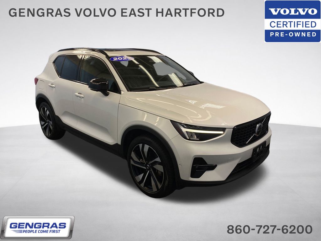 Crystal White Metallic 2023 Volvo XC40 B5 Plus Dark Theme AWD SUV / Crossover All-Wheel Drive Automatic