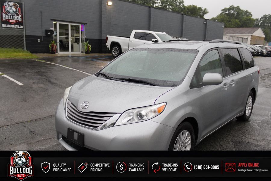 2016 Toyota Sienna XLE 7-Passenger Auto Access Seat
