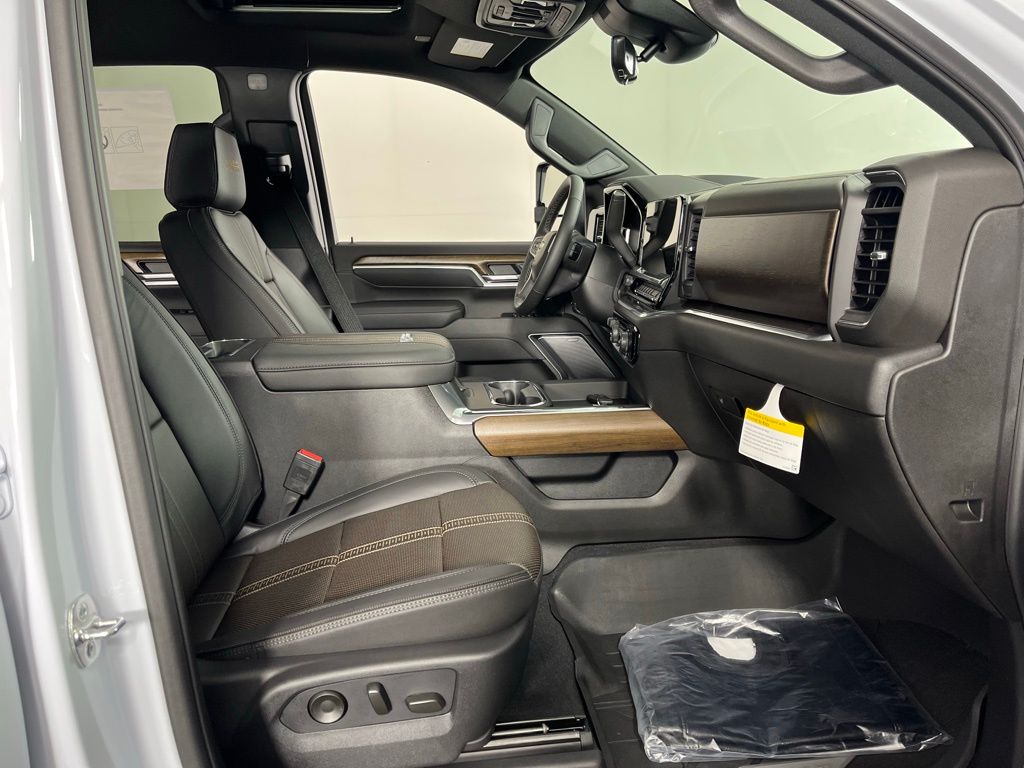 Thumbnail: 2026 Chevrolet Silverado 3500 - 10