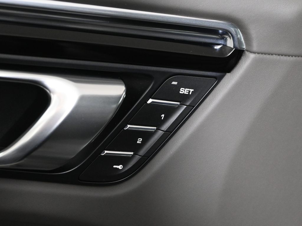 Thumbnail: 2025 Porsche Macan - 30