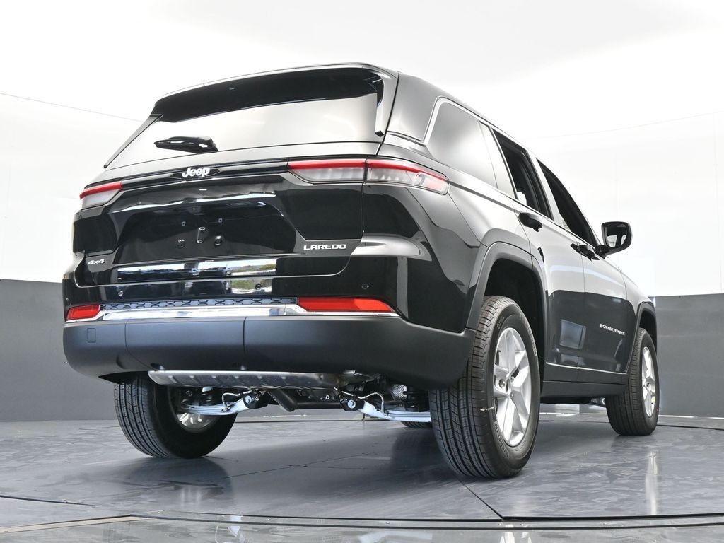 New 2026 Diamond Black Crystal Pearlcoat Jeep Laredo image 53