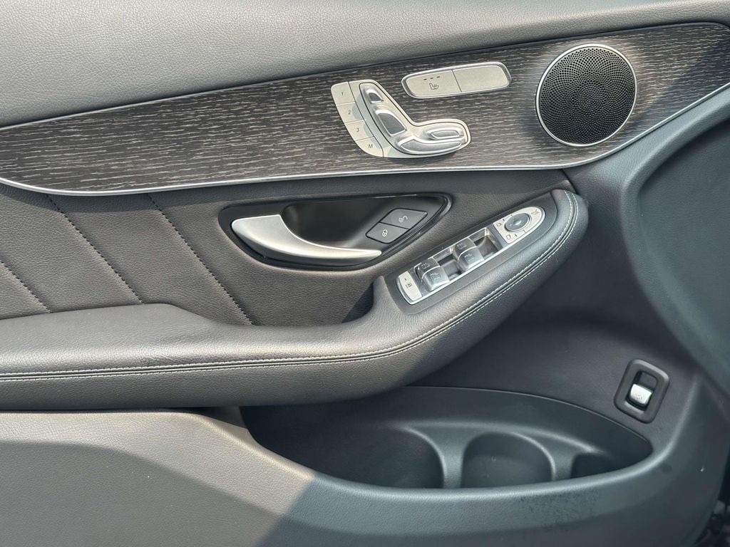 2022 Mercedes-Benz GLC 300 23