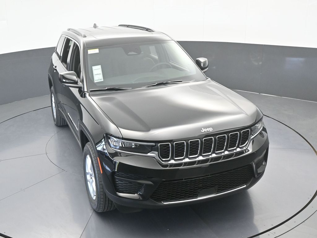 New 2026 Diamond Black Crystal Pearlcoat Jeep Laredo image 48