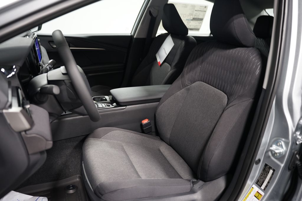 2025 Toyota Camry LE 27
