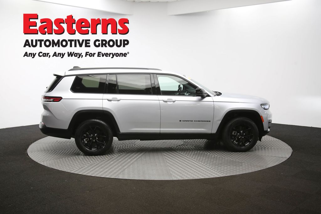 Used 2024 Silver Jeep Altitude image 44