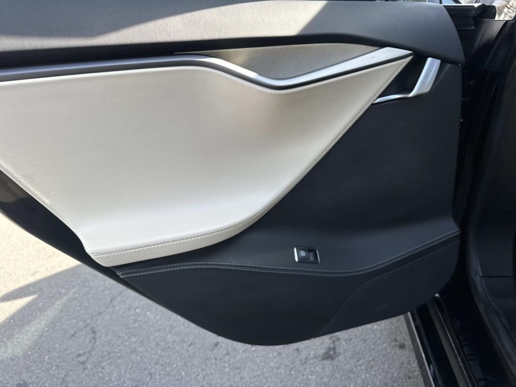 Thumbnail: 2020 Tesla Model S - 27