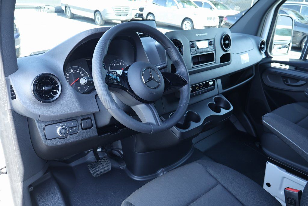 Thumbnail: 2025 Mercedes-Benz Sprinter - 3