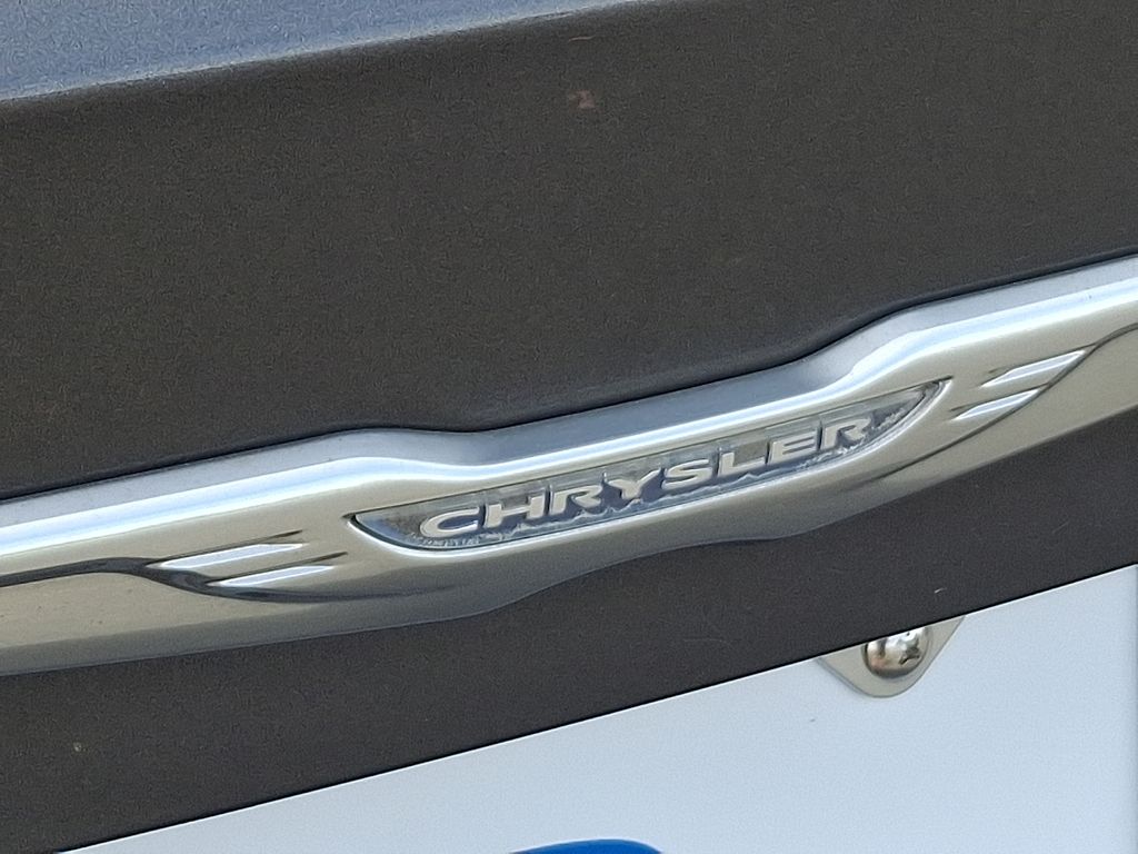 2015 Chrysler 200 Limited 29