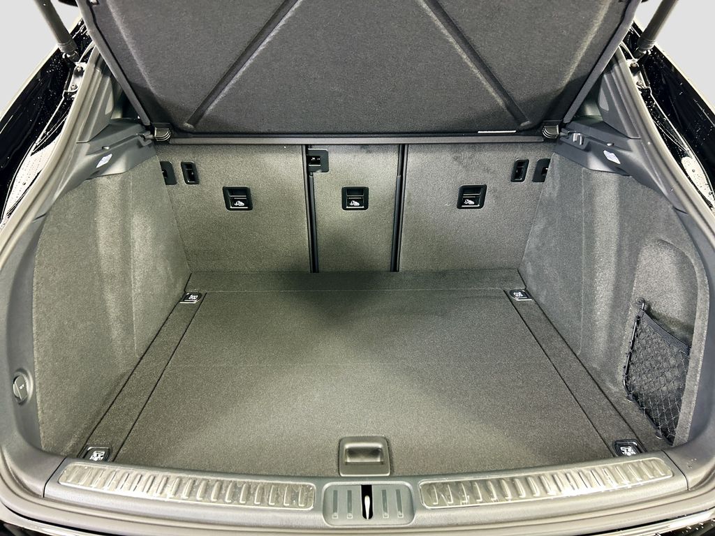 Thumbnail: 2026 Porsche Macan - 29