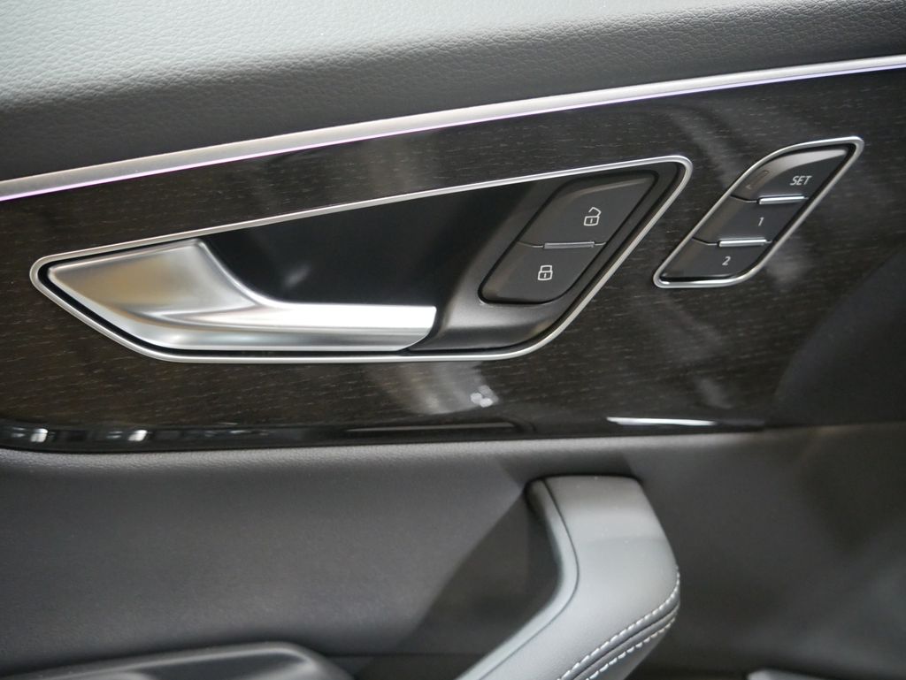 Thumbnail: 2026 Audi Q8 - 17