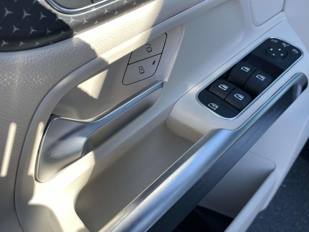 Thumbnail: 2025 Mercedes-Benz GLB - 18