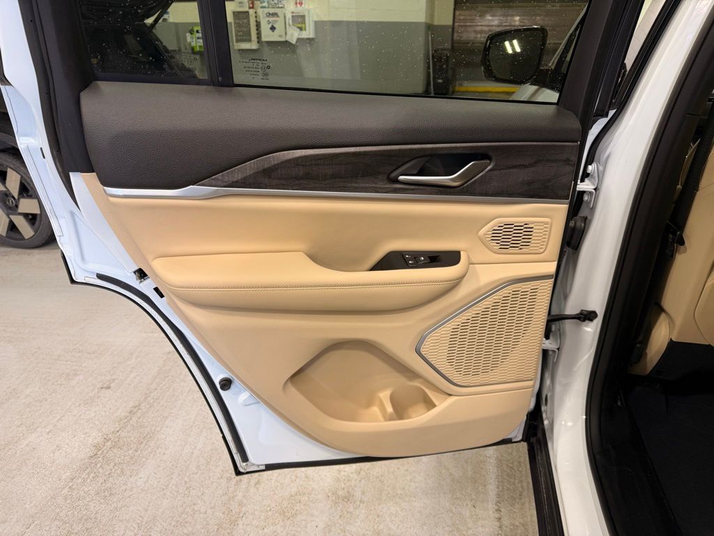 Thumbnail: 2022 Jeep Grand Cherokee - 18