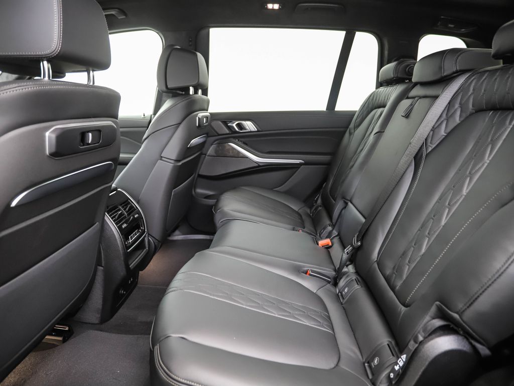 Thumbnail: 2026 BMW X7 - 21