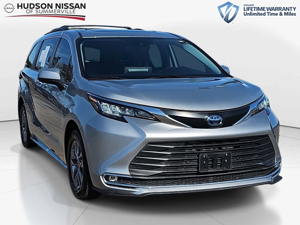 2022 Toyota Sienna XLE 7-Passenger FWD