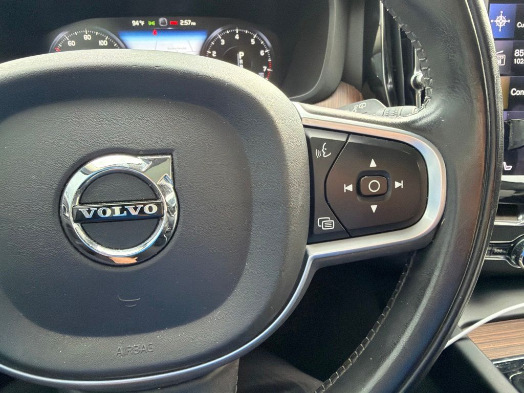 2021 Ice White Volvo XC60 T6 Momentum AWD SUV