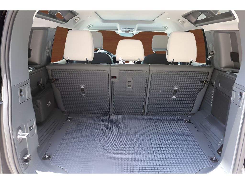Used 2025  Land Rover X-Dynamic SE image 18
