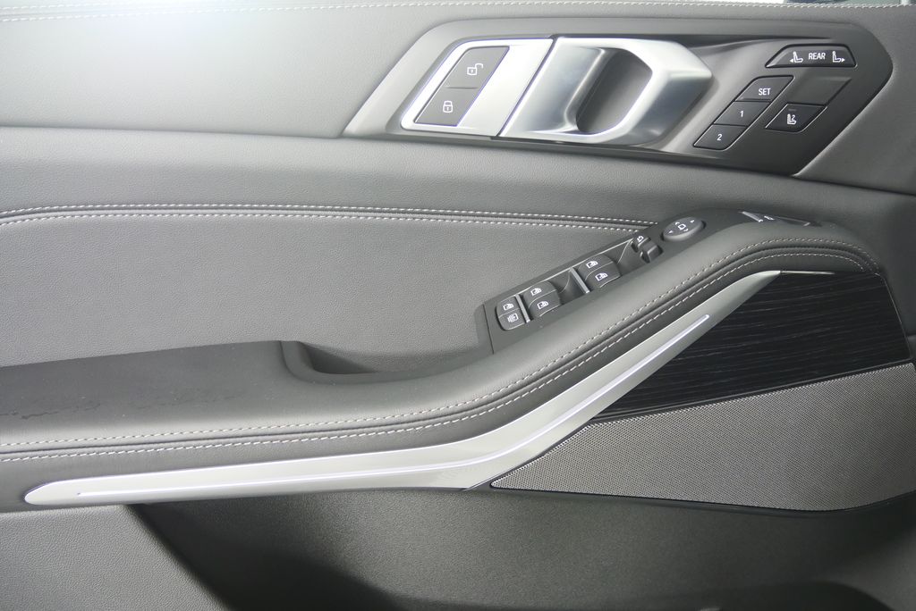 Thumbnail: 2026 BMW X7 - 9