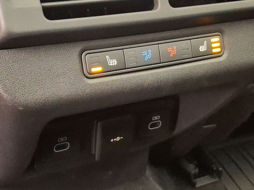 Thumbnail: 2025 Land Rover Range Rover Evoque - 11