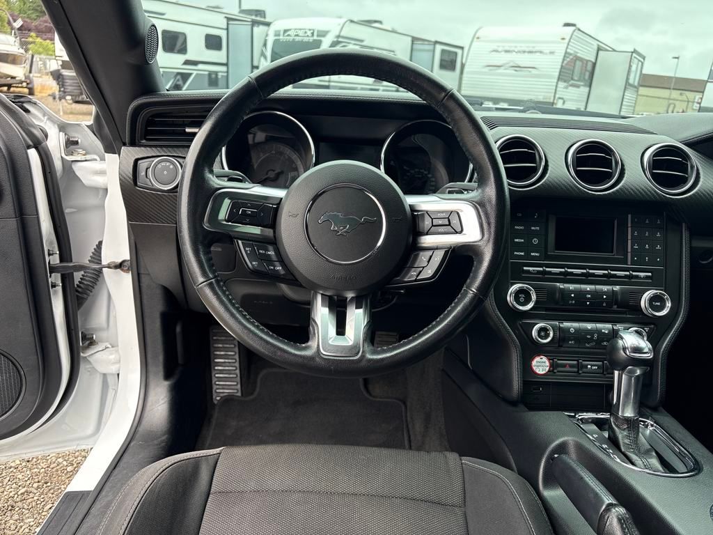 2017 Oxford White Ford Mustang V6 RWD Coupe