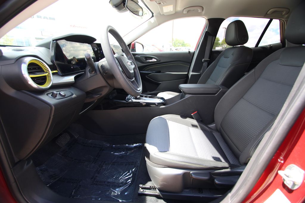 Used 2025 Chevrolet Trax SUV