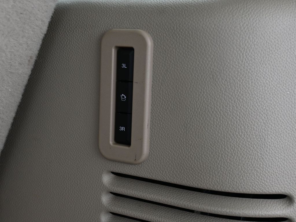 Used 2016 Midnight Lincoln Select image 45