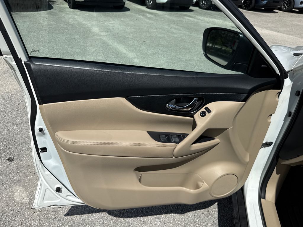 Used 2014 White Nissan SL image 14