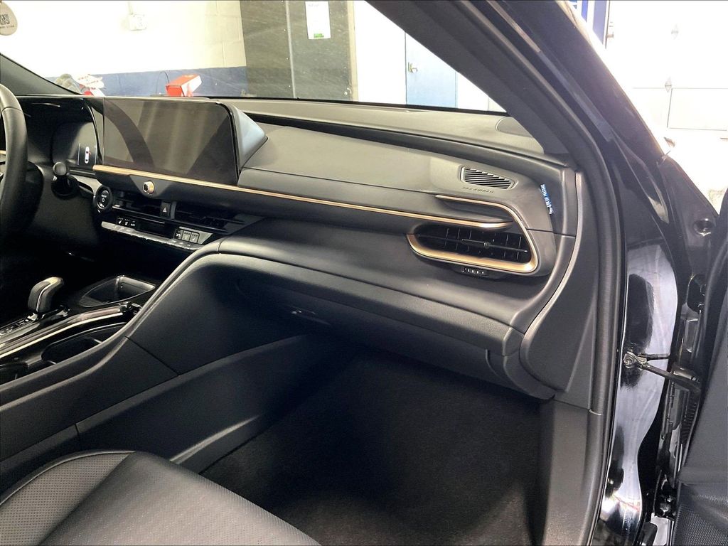 2026 Toyota Crown — photo 13