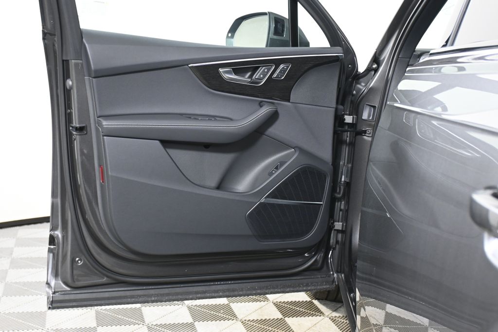 Thumbnail: 2026 Audi Q7 - 23