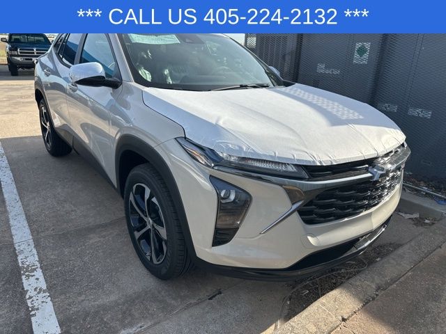 White 2026 Chevrolet Trax RS with 1RS FWD SUV / Crossover Front-Wheel Drive 6-Speed Automatic